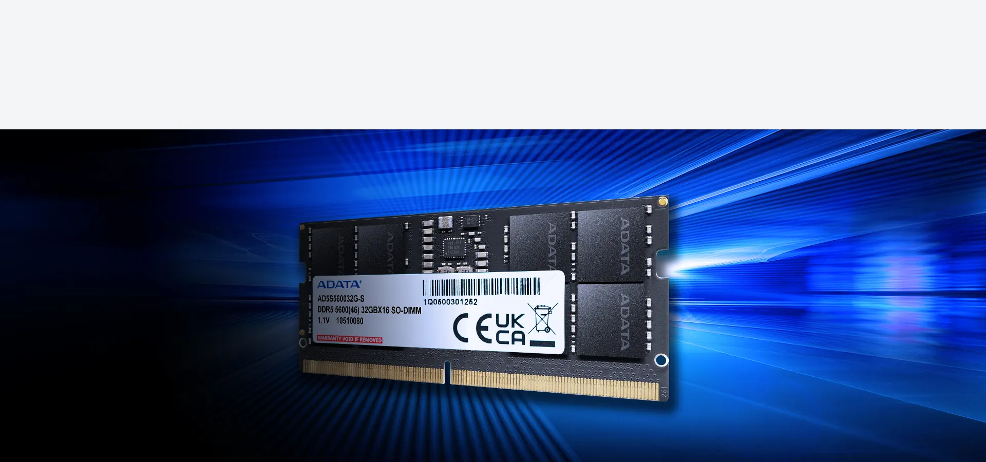 Módulo de memoria ADATA DDR5-5600 SO-DIMM sobre fondo azul