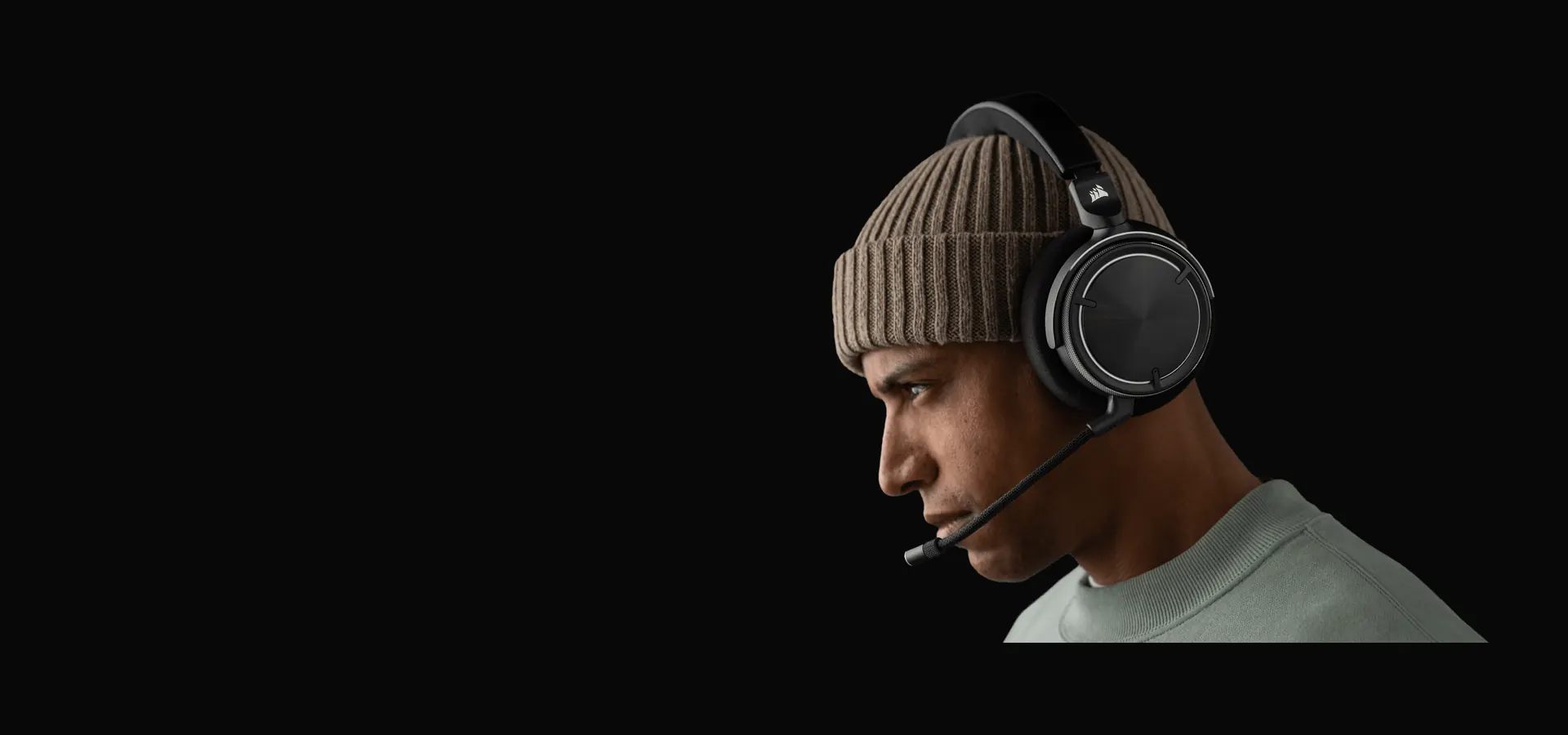 Persona con el auricular inalámbrico Corsair VIRTUOSO MAX WIRELESS carbón