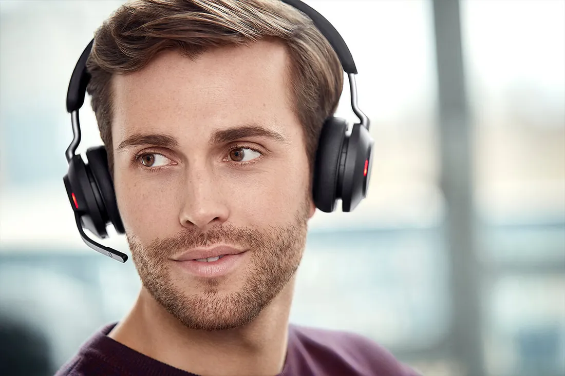 Primer plano del Jabra Evolve2 65 puesto