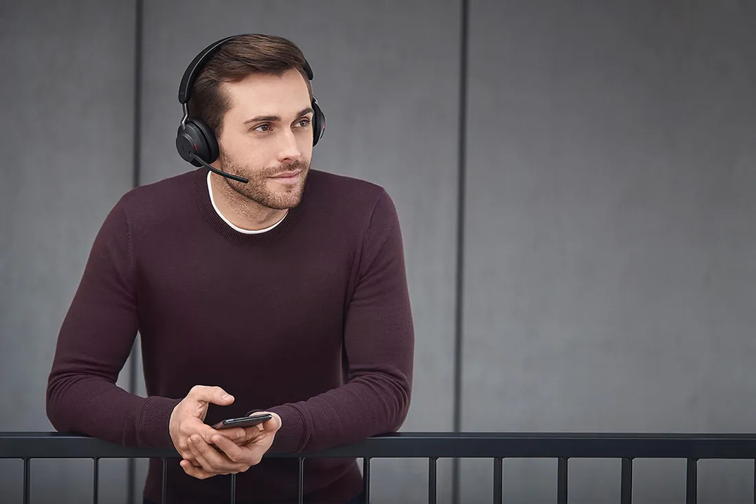 Hombre usando el Jabra Evolve2 65 al aire libre