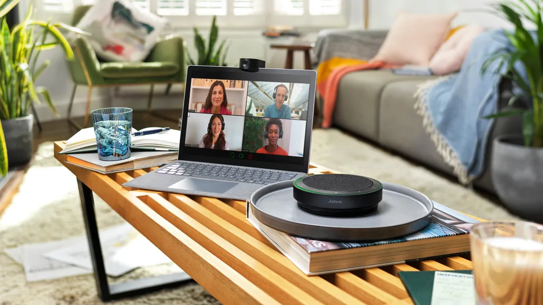 Parlante Jabra en una videollamada desde casa